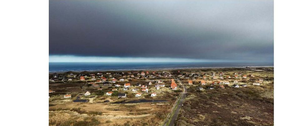 Een van de badplaatsen op Terschelling vanuit de lucht.