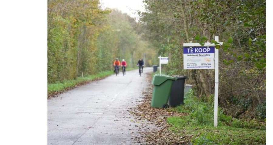 Te-koopbord langs een pad op Terschelling.