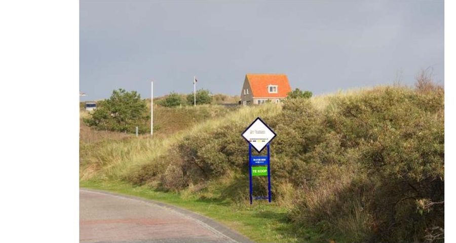Te-koopborden bij recreatiewoningen in de duinen.